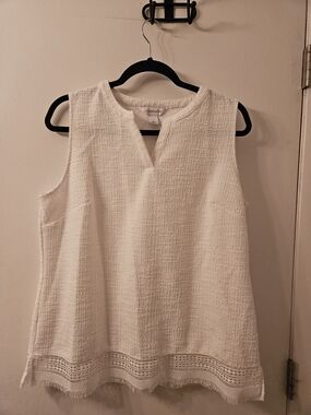 Liz Claiborne Cream Textured Sleeveless Tunic with Lace Hem